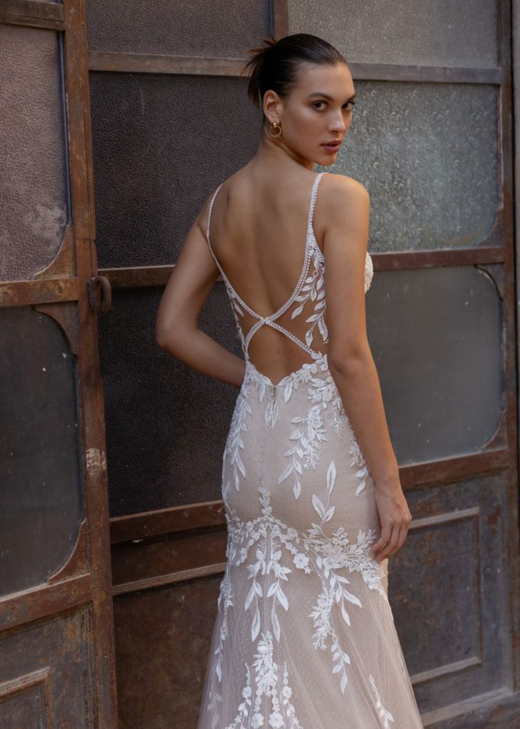 Wedding Dresses Tight with Open Back